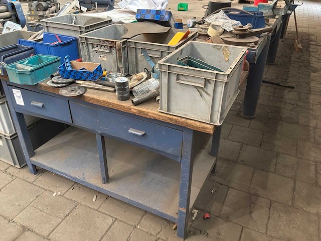 Werkbank met diverse handgereedschappen - afbeelding 1 van  1