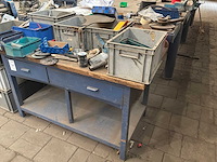 Werkbank met diverse handgereedschappen - afbeelding 1 van  1