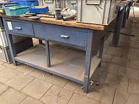 Werkbank met diverse handgereedschappen - afbeelding 2 van  9