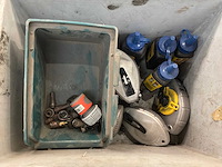 Werkbank met diverse handgereedschappen - afbeelding 3 van  9