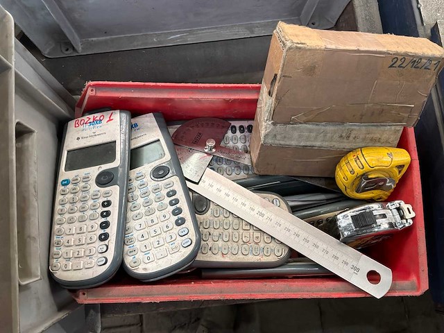 Werkbank met diverse handgereedschappen - afbeelding 4 van  9