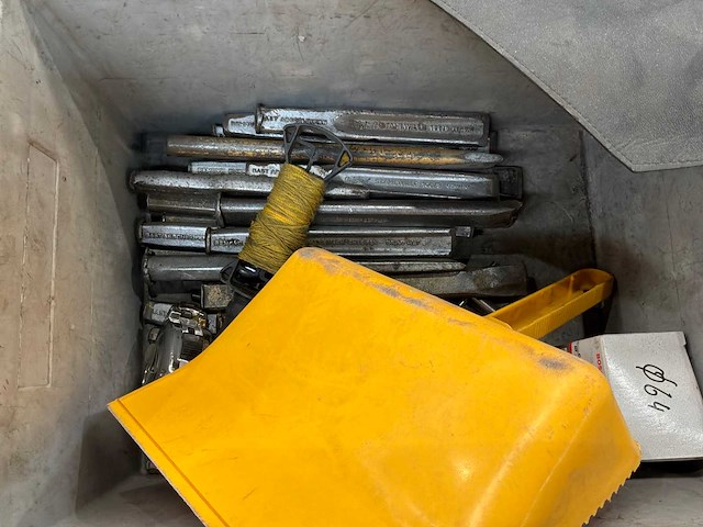 Werkbank met diverse handgereedschappen - afbeelding 5 van  9