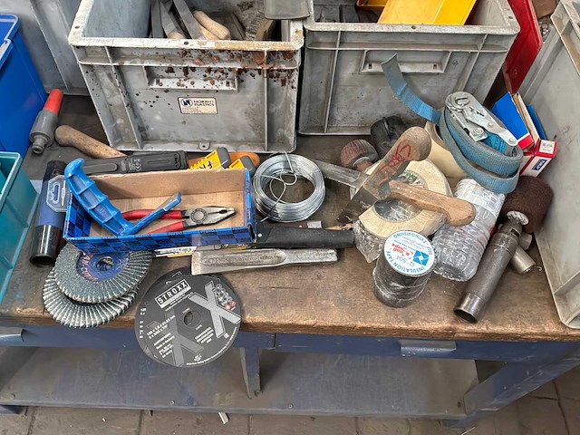 Werkbank met diverse handgereedschappen - afbeelding 6 van  9