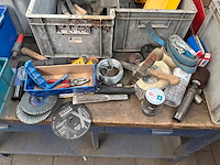 Werkbank met diverse handgereedschappen - afbeelding 6 van  9