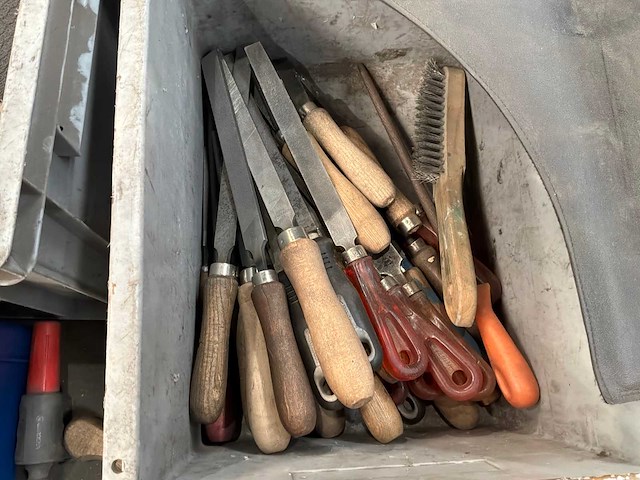 Werkbank met diverse handgereedschappen - afbeelding 7 van  9