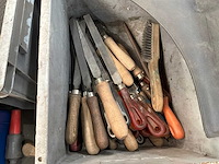 Werkbank met diverse handgereedschappen - afbeelding 7 van  9