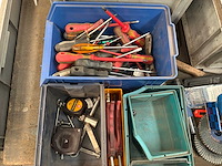 Werkbank met diverse handgereedschappen - afbeelding 9 van  9