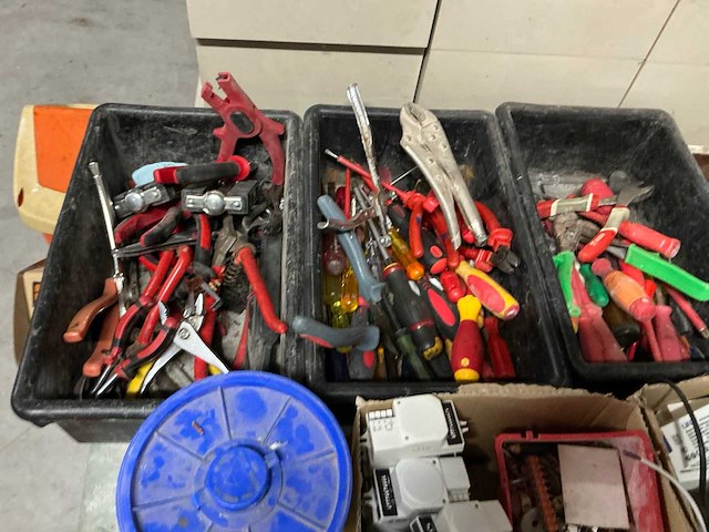 Werkbank met inhoud (2x) - afbeelding 8 van  21