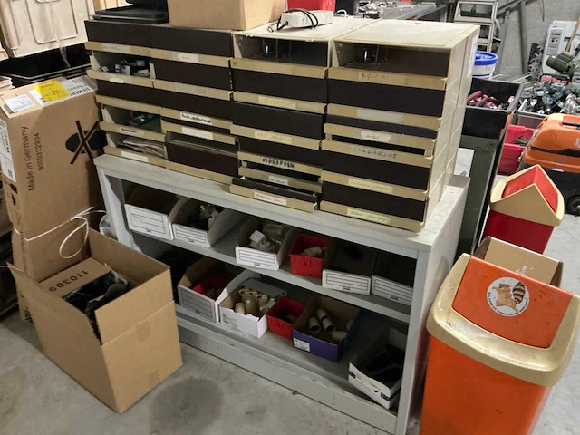 Werkbank met inhoud (2x) - afbeelding 10 van  21