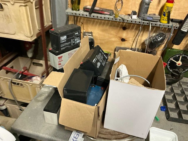 Werkbank met inhoud (2x) - afbeelding 19 van  21