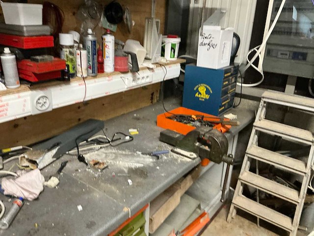 Werkbank met inhoud (2x) - afbeelding 21 van  21