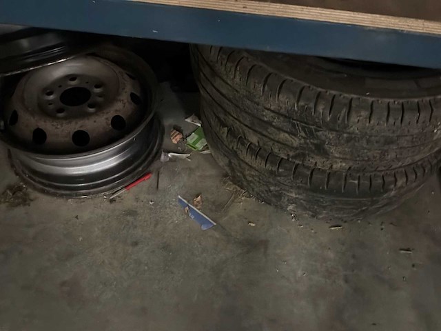 Werkbank met inhoud - afbeelding 3 van  12