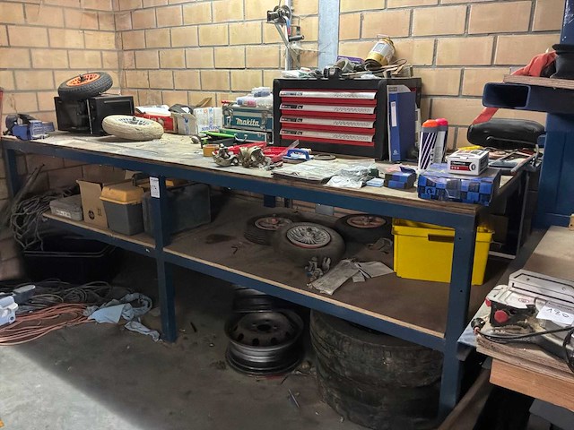 Werkbank met inhoud - afbeelding 1 van  12