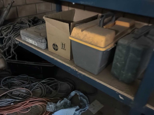 Werkbank met inhoud - afbeelding 12 van  12