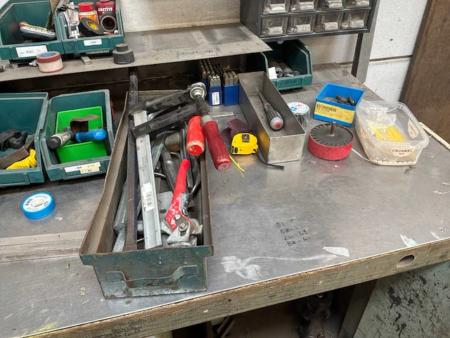 Werkbank met inhoud - afbeelding 7 van  7
