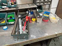 Werkbank met inhoud - afbeelding 7 van  7
