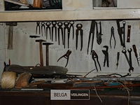 Werkbank met inhoud - afbeelding 5 van  14