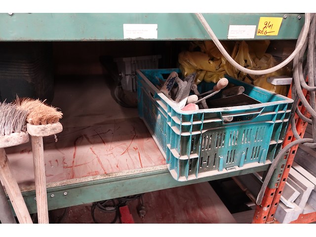 Werkbank met inhoud - afbeelding 2 van  13