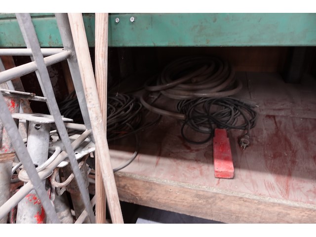 Werkbank met inhoud - afbeelding 4 van  13