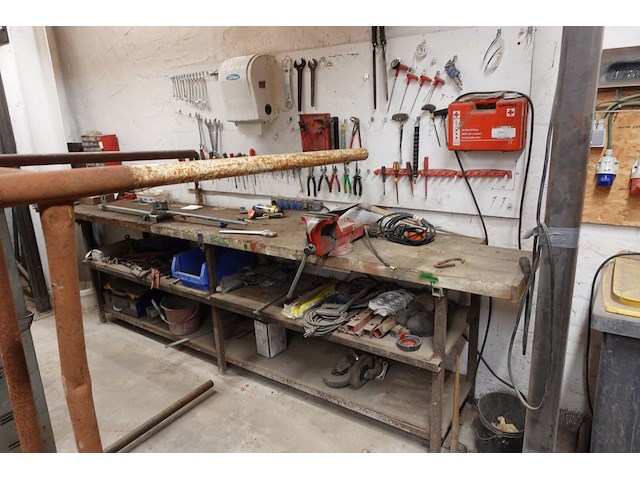 Werkbank met inhoud - afbeelding 1 van  13