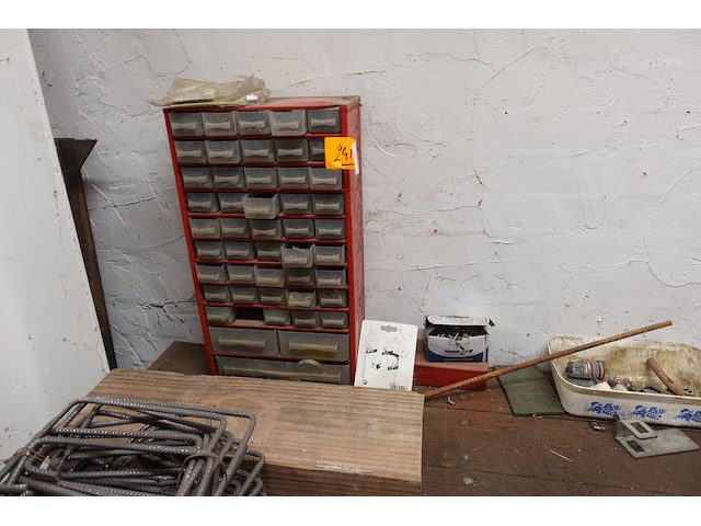 Werkbank met inhoud - afbeelding 10 van  13