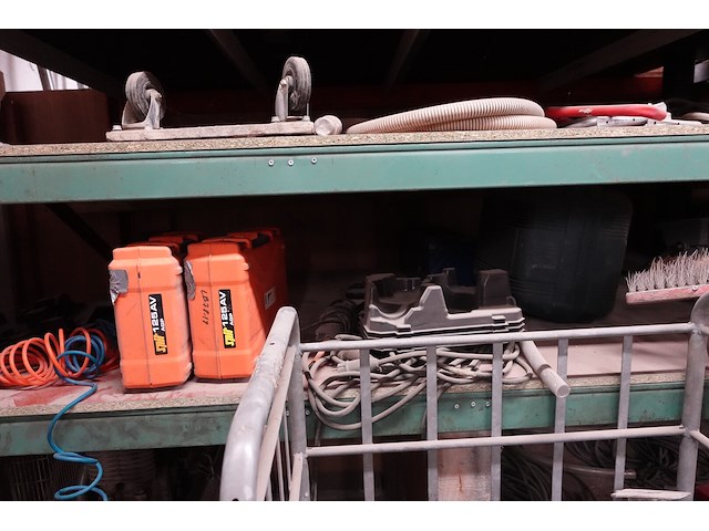 Werkbank met inhoud - afbeelding 12 van  13