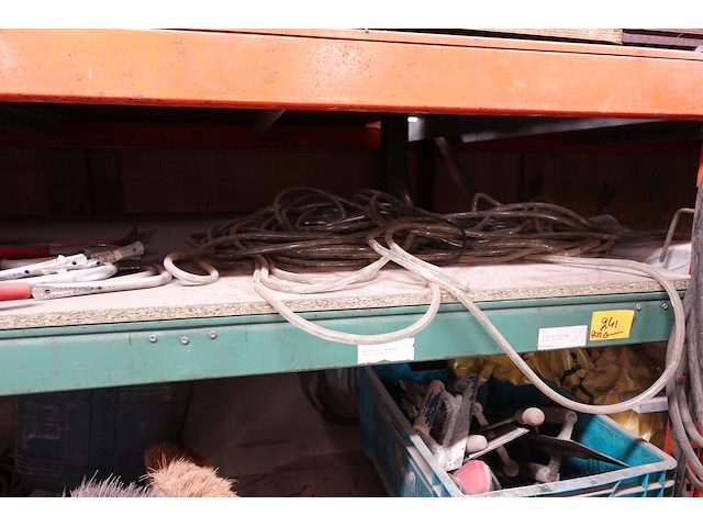 Werkbank met inhoud - afbeelding 13 van  13