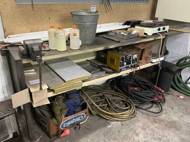 Werkbank met inhoud - afbeelding 2 van  4