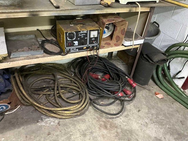 Werkbank met inhoud - afbeelding 4 van  4