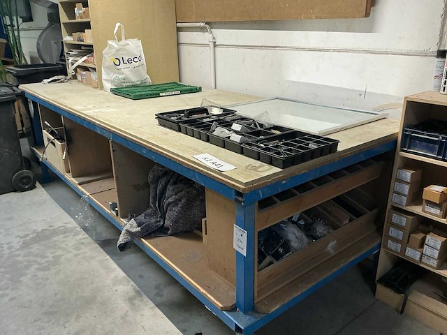 Werkbank met inhoud - afbeelding 1 van  5