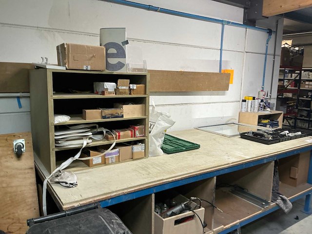 Werkbank met inhoud - afbeelding 3 van  5