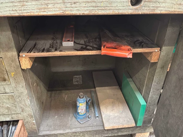 Werkbank met inhoud - afbeelding 3 van  7