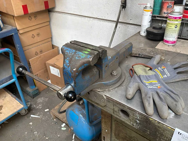 Werkbank met inhoud - afbeelding 5 van  7