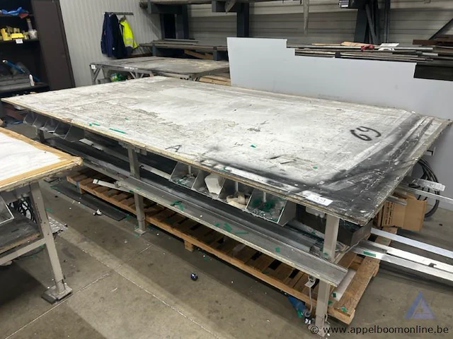 Werkbank op metalen frame - afbeelding 1 van  1