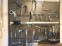 Werkbank vv bankvijs, 2 wielafstelapparaten en gereedschapsbord - afbeelding 3 van  3
