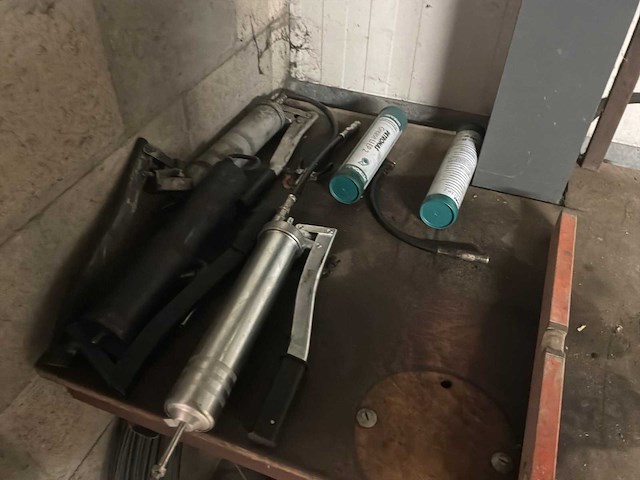Werkbanken met inhoud (2x) - afbeelding 6 van  29
