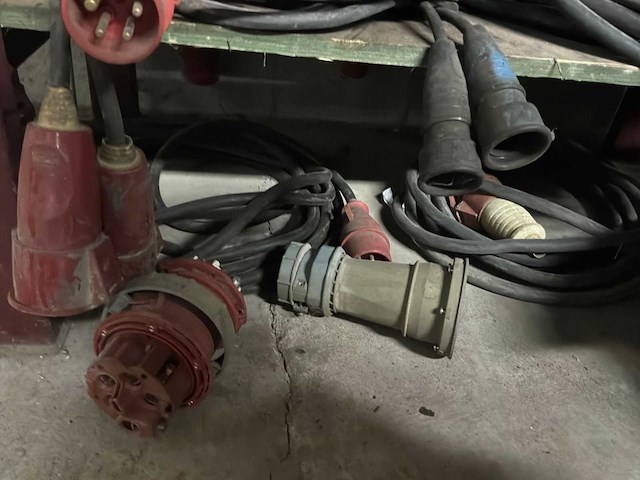 Werkbanken met inhoud (2x) - afbeelding 10 van  21