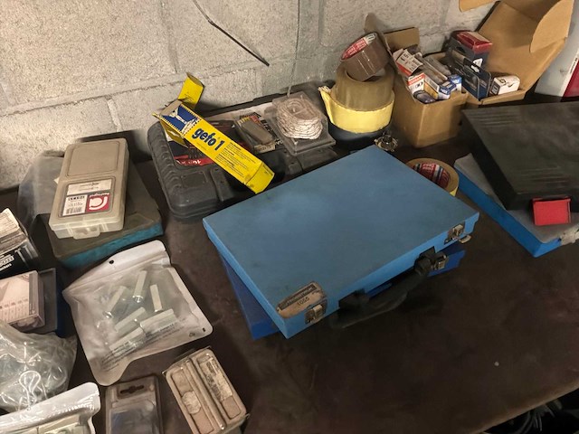 Werkbanken met inhoud (2x) - afbeelding 17 van  21