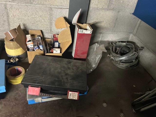 Werkbanken met inhoud (2x) - afbeelding 18 van  21