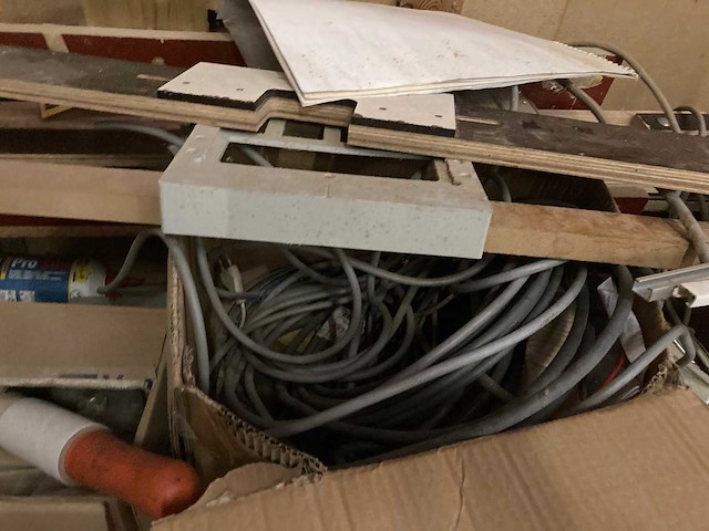 Werkbanken met inhoud (2x) - afbeelding 2 van  12