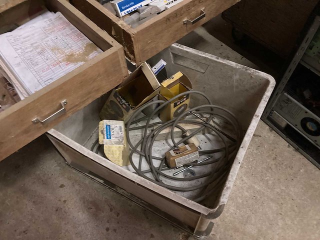 Werkbanken met inhoud (2x) - afbeelding 3 van  12