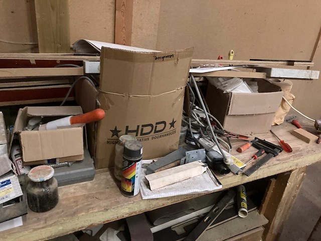 Werkbanken met inhoud (2x) - afbeelding 7 van  12