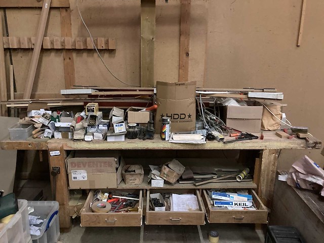 Werkbanken met inhoud (2x) - afbeelding 8 van  12