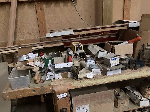 Werkbanken met inhoud (2x) - afbeelding 9 van  12