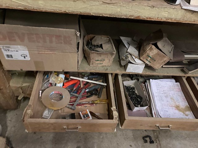 Werkbanken met inhoud (2x) - afbeelding 10 van  12