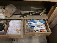 Werkbanken met inhoud (2x) - afbeelding 11 van  12