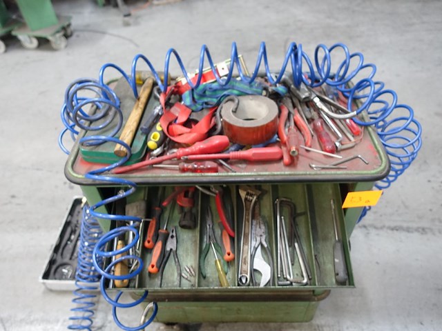 Werkkar met materiaal - afbeelding 3 van  8