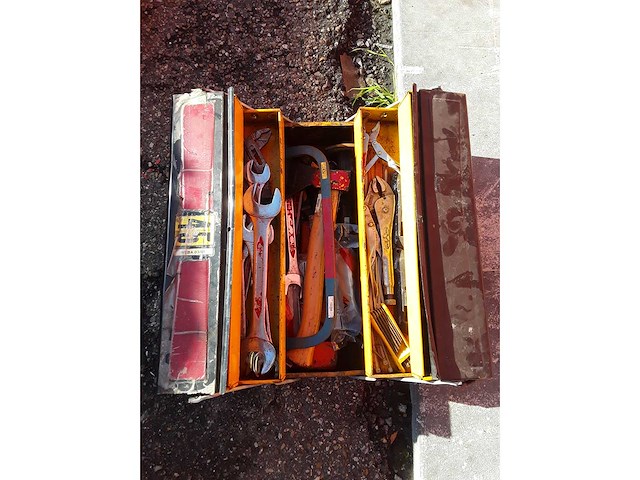 Werkkoffer met divers materiaal - brandweermateriaal - afbeelding 1 van  1