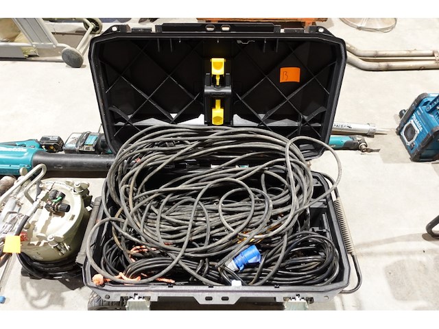 Werkkoffer stanley + elektrische kabels - afbeelding 1 van  2