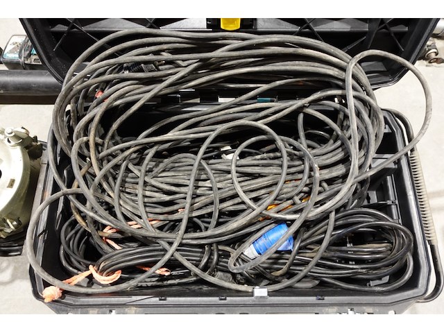 Werkkoffer stanley + elektrische kabels - afbeelding 2 van  2